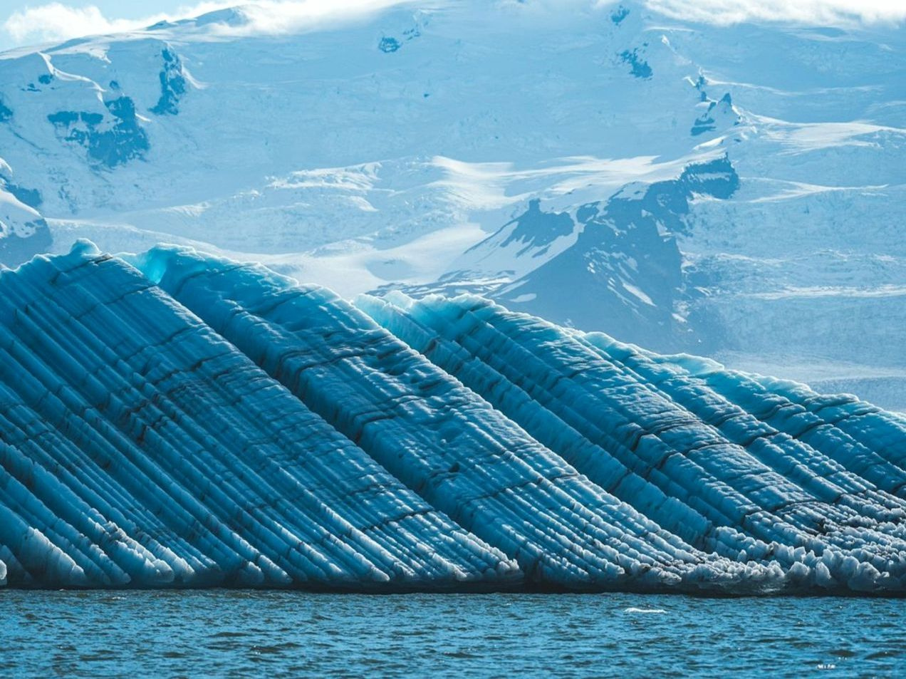 Um lago congelado ao amanhecer, pronto para a pesca no gelo